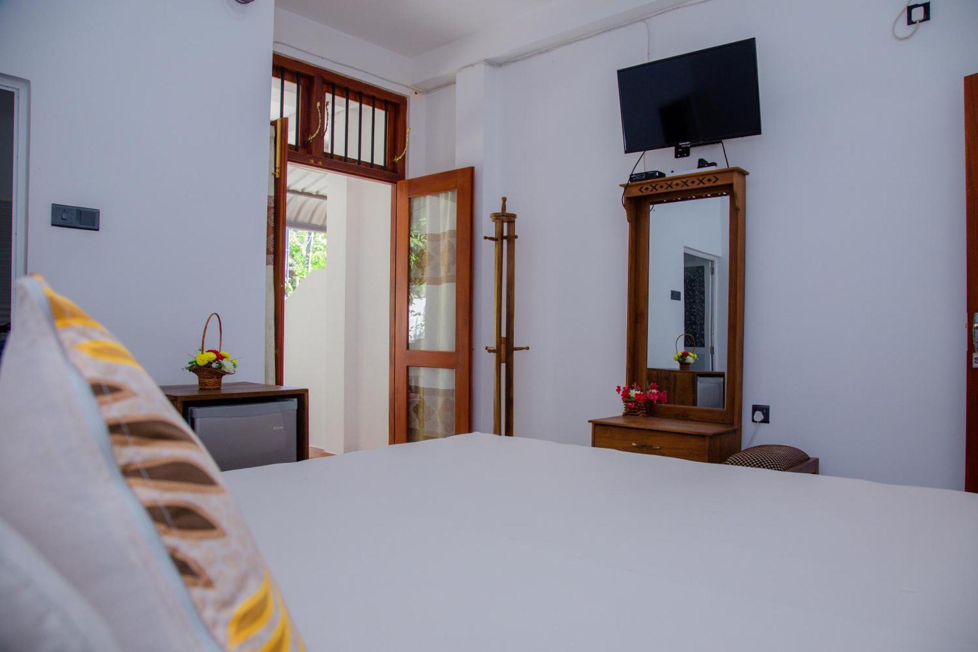 Hispaniola Inn Mirissa Kültér fotó